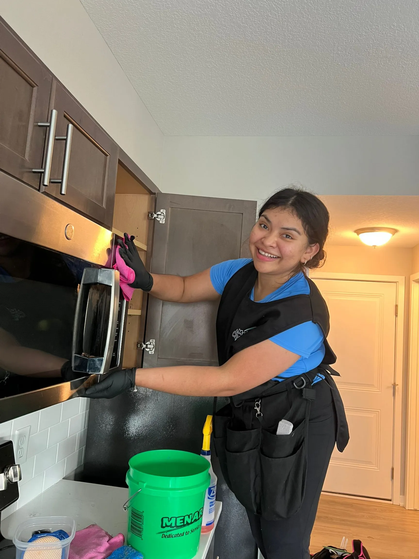 Mely's Cleaning professional in action